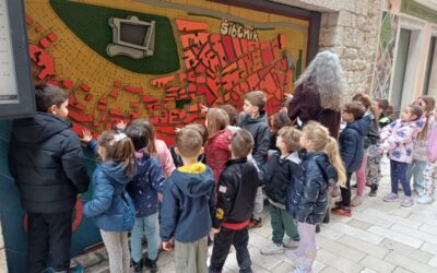 Djeca iz DV “Pčelica” u šetnji gradom učila o poznatim Šibenčankama